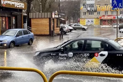 Последствия дождя в Тольятти: транспорт тонет, такси взвинчивает цены