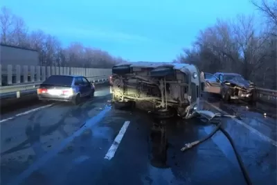 На трассе М-5 в Самарской области девушка на грузовике врезалась в легковушку, которая опрокинула «буханку»