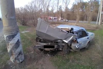 В Тольятти вазовская «пятерка» врезалась в столб, пострадали два человека