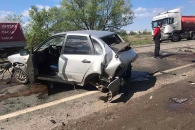 В Самарской области столкнулись два грузовика и две легковушки