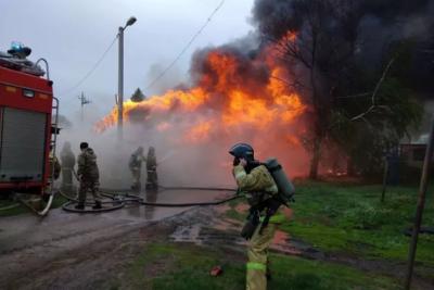 В Самарской области эвакуировали 50 человек из-за горевших рядом с домами гаражей