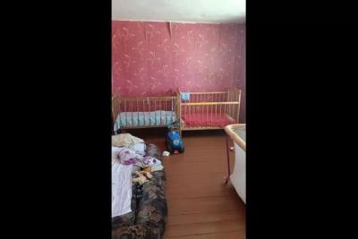 В Самарской области родители держали троих малышей взаперти, без одеял, подушек и впроголодь