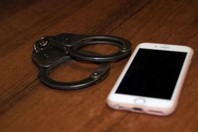 Пьяный житель Тольятти украл телефон у водителя, который заснул в машине