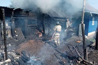 В Октябрьске 12 человек тушили горящий дом и надворные постройки