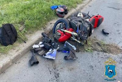 В Тольятти мотоциклист и его пассажирка попали в больницу после столкновения с внедорожником