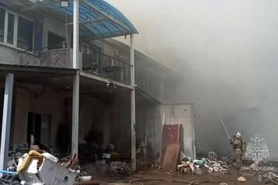 В Самарской области 68 человек тушат огонь в здании на площади 750 квадратных метров