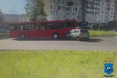 В Тольятти 20-летний водитель «Калины» врезался в припаркованный автобус