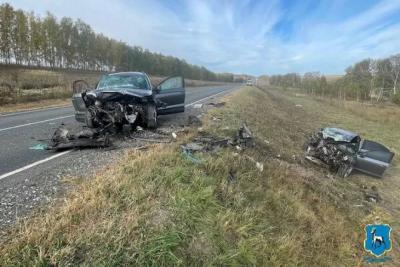 Один ребенок погиб, двое детей и четверо взрослых попали в больницу в результате столкновения двух автомобилей в Самарской области