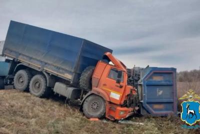 Один водитель погиб, второй покалечился в столкновении двух грузовиков на трассе в Самарской области