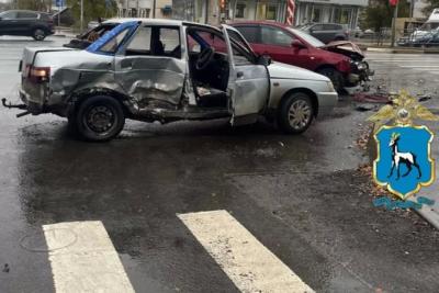 В Самаре столкнулись две легковушки, бампер одной из них отлетел в пенсионерку - появились подробности