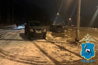 В Самаре столкнулись две иномарки, одна отлетела в столб - последние новости