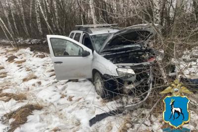 В Самарской области кроссовер вылетел с трассы, водитель попал в больницу - последние новости