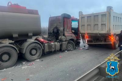 В Самарской области столкнулись 3 грузовика и легковушка - последние новости