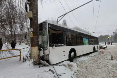 В Тольятти автобус врезался в столб: что известно на данный момент