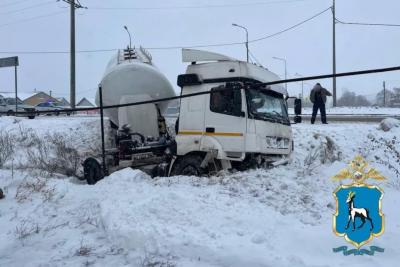 В Самарской области КАМАЗ вынесло с дороги в кювет - появились подробности