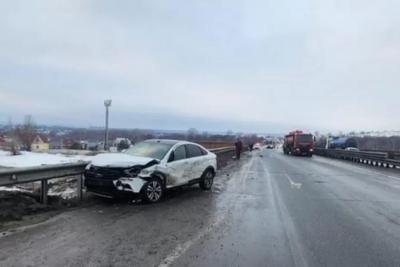 Бензовоз врезался в легковушку на трассе М-5 в Самарской области, пострадали две девушки