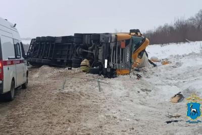 Грузовик опрокинулся, уходя от отлетевшего колеса фуры, на трассе М-5 в Самарской области