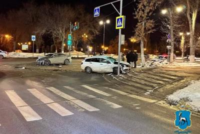 Две легковушки не разъехались на перекрестке в Самаре - в больницу попал один из пассажиров