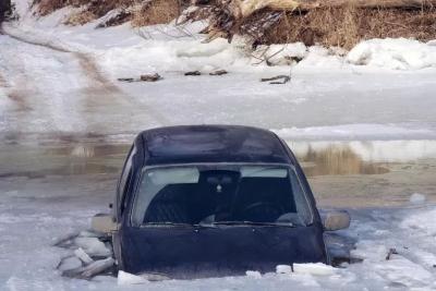 В Самарской области семья с детьми провалилась под лед на автомобиле