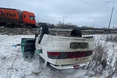 Под Самарой легковушка опрокинулась, вылетев с трассы, после лобового столкновения с грузовиком - появились подробности