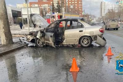 В Самаре легковушка врезалась в столб и загорелась - последние новости