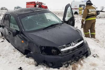 Lada Granta оказалась в кювете после неудачного обгона на автодороге в Самарской области - появились подробности