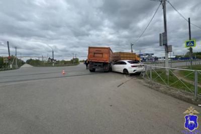 Женщина на легковушке врезалась в грузовик в Самарской области - фото