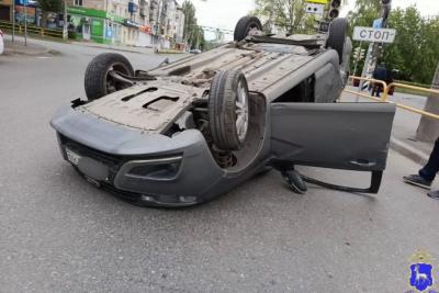 В Тольятти «Веста» опрокинулась на крышу, ударившись о «Калину»