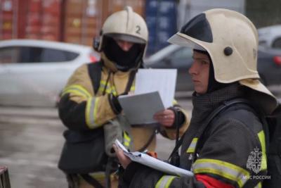 В Тольятти 24 человека тушили фасад пивного магазина