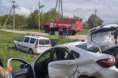 Трое взрослых и ребенок пострадали при столкновении двух легковушек в Самарской области: что известно на данный момент
