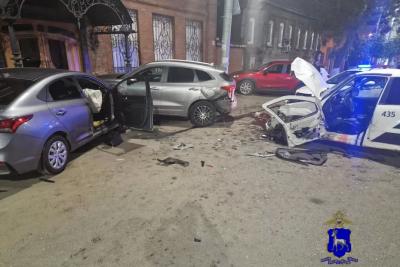 В Самаре ночью столкнулись 3 автомобиля, пострадали два человека: что произошло