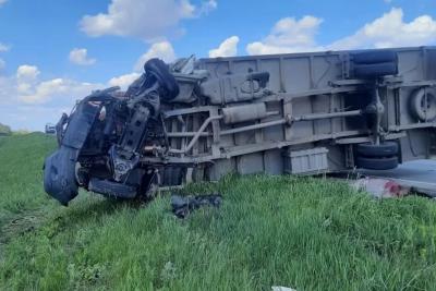 В Самарской области грузовая ГАЗель опрокинулась, столкнувшись с пикапом - появились подробности