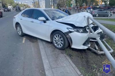 В Самаре «Тойота» уходя от столкновения, снесла дорожное ограждение - фото