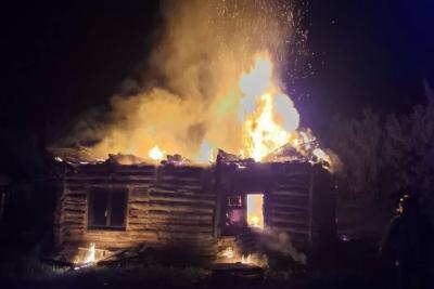 В самарской области ночью в горящем доме погибла женщина и пострадал мужчина - фото