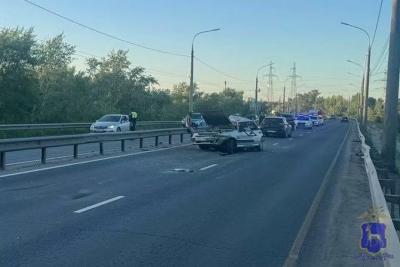 Четыре человека пострадали в столкновении трех автомобилей в Самаре - фото