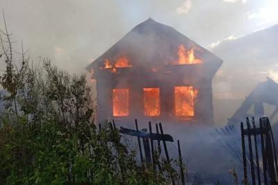 В Самарской области вечером в понедельник сгорел дом: что известно на данный момент