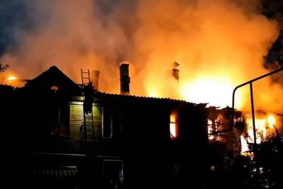 Ночью в Самаре 43 человека тушили пожар в расселенном доме