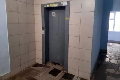 В Самаре расследуют инцидент с застрявшим в лифте ребенком: что известно на данный момент