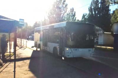 В Самаре автобус протащил за собой пенсионерку, сумку которой зажало дверями при выходе