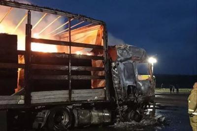 Грузовик со стройматериалами сгорел ночью на трассе Р-229 под Самарой