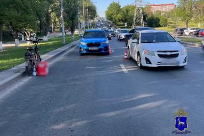 В Самаре велосипедист врезался в один автомобиль и отлетел в другой