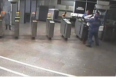 В Самаре неизвестный пытался попасть в метро, минуя металлодетекторы: что известно на данный момент
