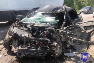 Два человека пострадали в результате столкновения трех автомобилей на автодороге в Самарской области - фото
