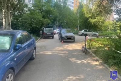 В Самаре под колеса вазовской легковушки попал подросток на электросамокате - фото