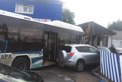 В автобусе, который врезался в здание в Самаре, не было пассажиров