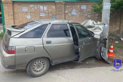 В Самаре в столб врезалась легковушка с тремя подростками: что произошло