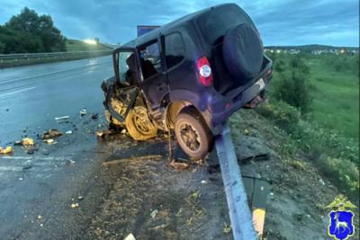 На трассе Р-229 в Самарской области мужчина на «Лексусе» загнал женщину на «Шеви-Ниве» на отбойник