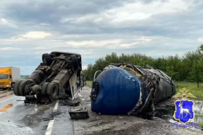 В Самарской области на трассе Р-241 опрокинулся бензовоз, у которого оторвало кабину