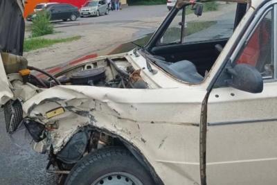В Сызрани водитель вазовской «шестерки» попал в больницу, врезавшись в Lada Vesta - последние новости
