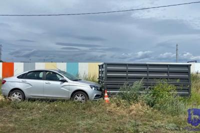 В Самарской области умер водитель легковушки, которая врезалась в контейнер: что известно на данный момент